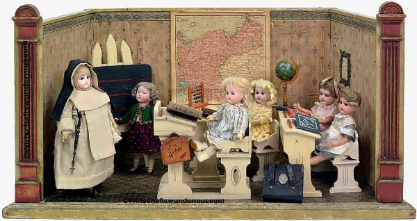 Antike Puppenschule Sammlung Ursula Luhr Copyright puppenhausmuseum.de Antike Puppenschule Sammlung Ursula Luhr Copyright puppenhausmuseum.de