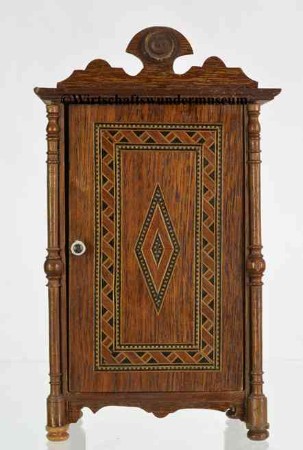 Antiker Puppenstubenschrank mit Intarsien Antiker Puppenstubenschrank mit Intarsien